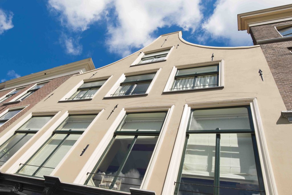 Renovatie van voorgevel rijksmonument, Leiden - restauratie door CJ de Boer