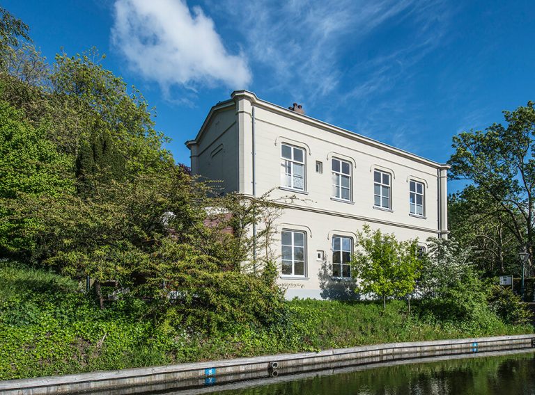 Renovatie monumentale aula begraafplaats Groenesteeg · Leiden - gemeentelijk project door CJ de Boer