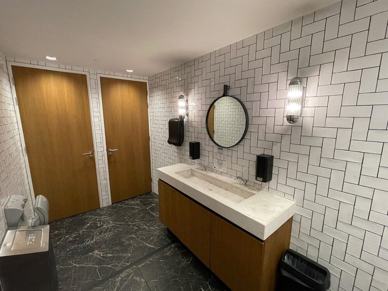 Renovatie toiletgroep · City Hall Leiden - horeca door CJ de Boer