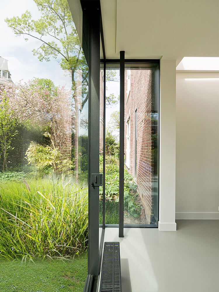 Uitbouw vervangen naar nieuwe leefkeuken met veel lichtinval · Witte Singel Leiden - renovatie door CJ de Boer