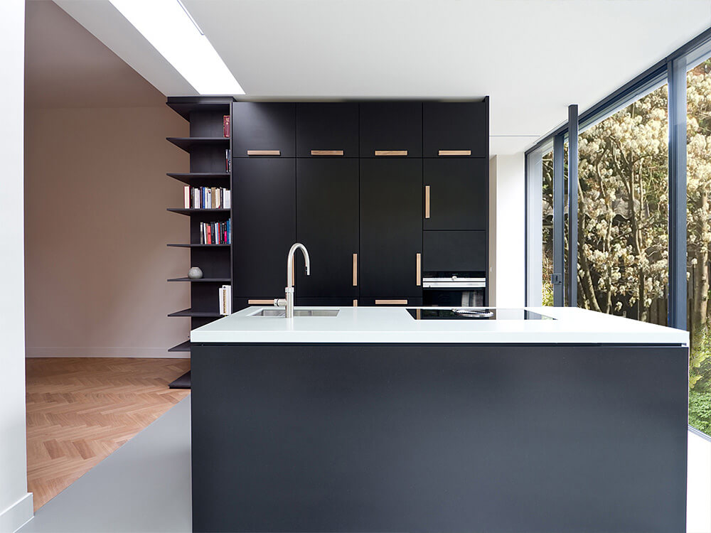 Uitbouw vervangen naar nieuwe leefkeuken met veel lichtinval · Witte Singel Leiden - renovatie door CJ de Boer