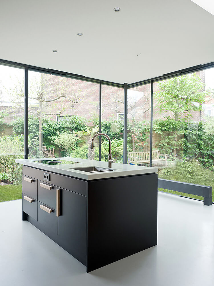 Uitbouw vervangen naar nieuwe leefkeuken met veel lichtinval · Witte Singel Leiden - renovatie door CJ de Boer