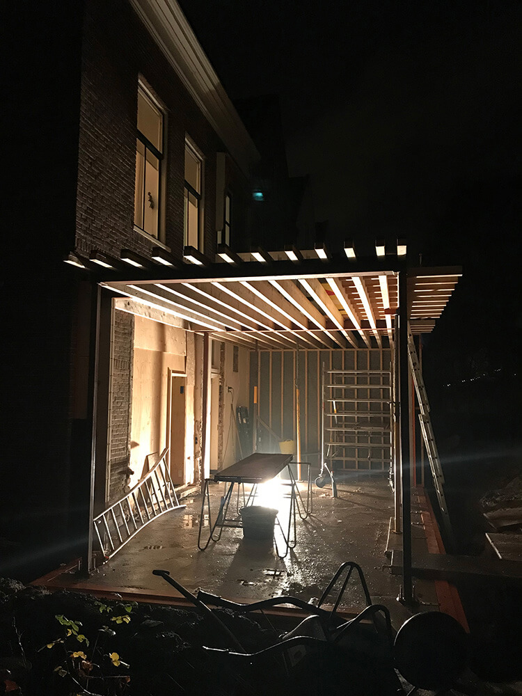 Uitbouw vervangen naar nieuwe leefkeuken met veel lichtinval · Witte Singel Leiden - renovatie door CJ de Boer